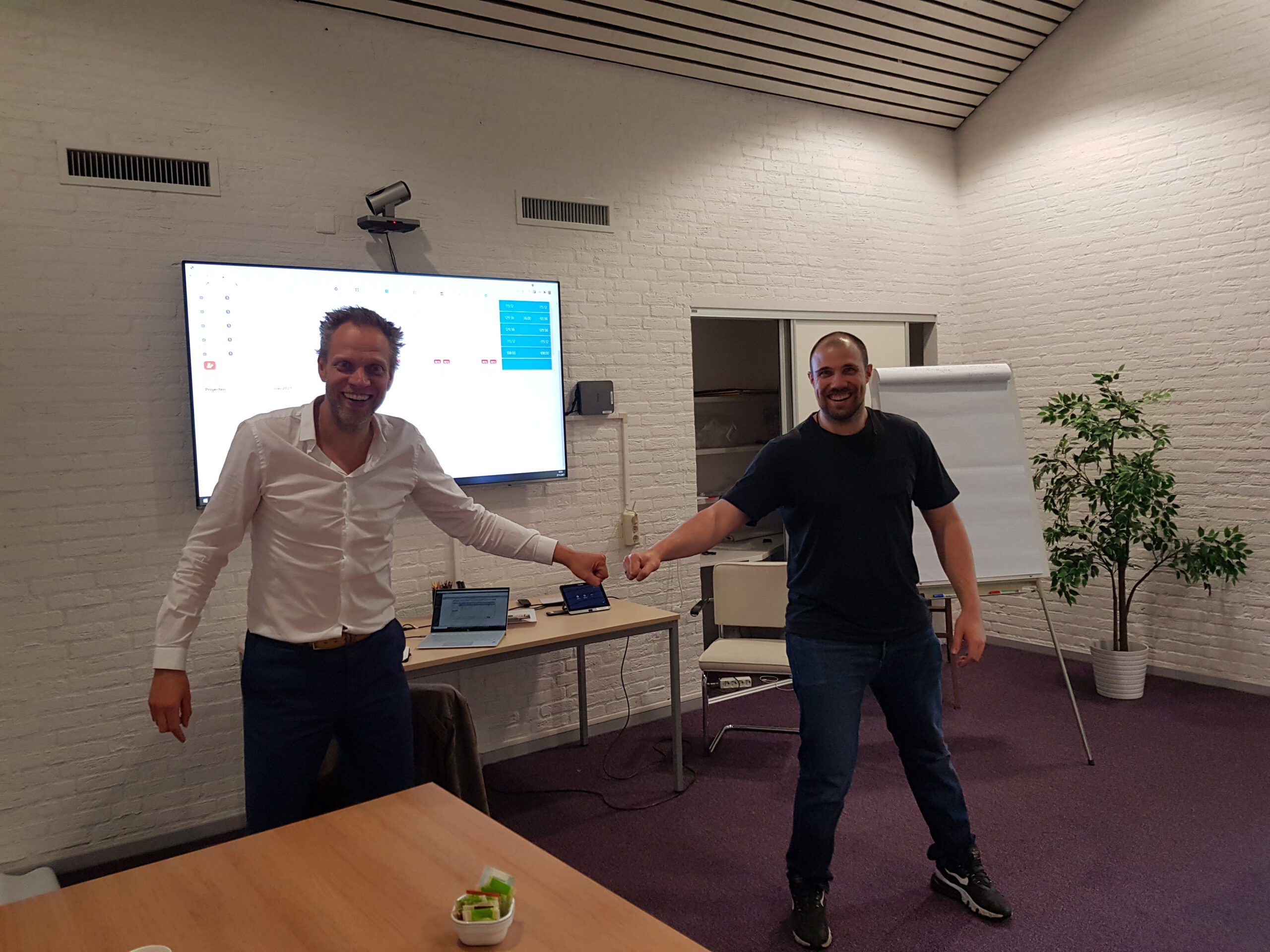 Jordi en Trinko bij Entrea Lindenhout, met KEENplanning op het scherm
